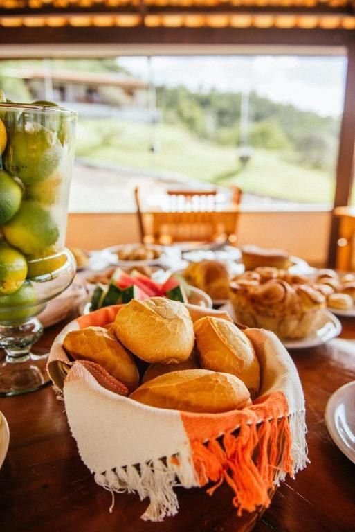 Cesta de pães e frutas