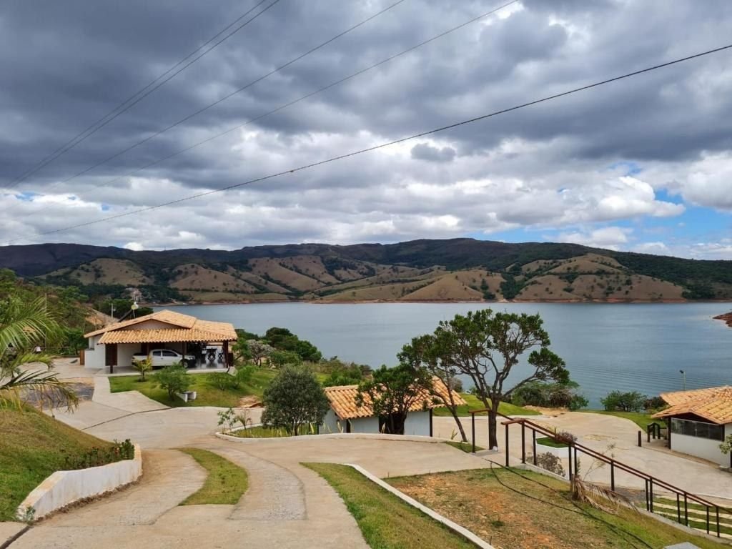 Caminhos da pousada descendo entre os chalés até o lago