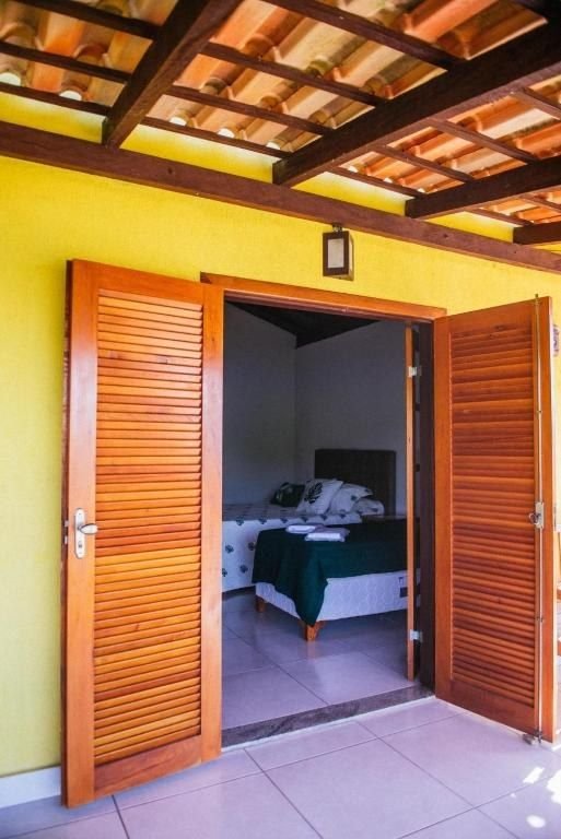 Portas de madeira abertas para o quarto