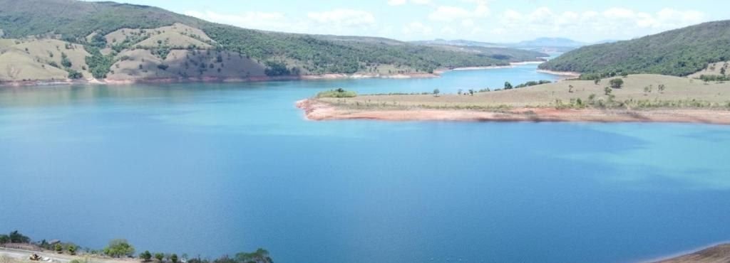 Lago de Furnas e morros vistos do alto